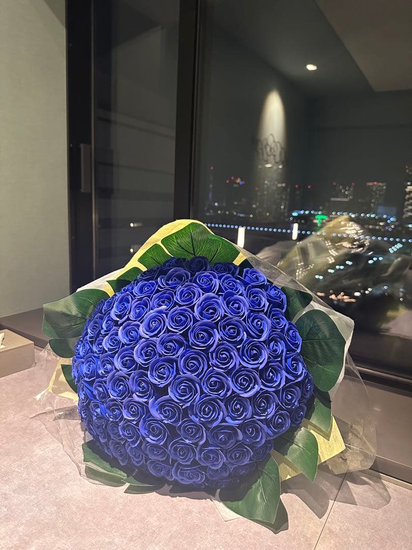 青いバラのラウンドブーケ100本