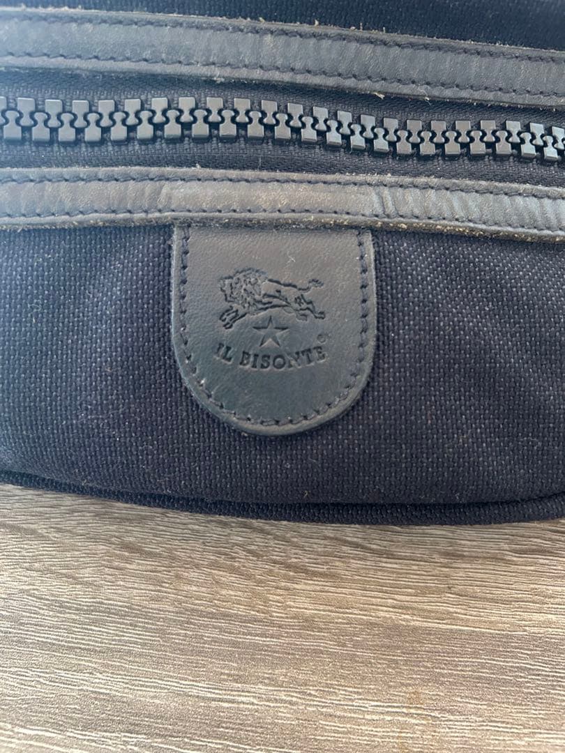 IL BISONTE ブラック ボディバッグ