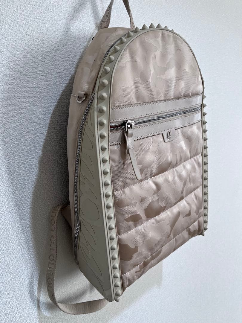 スタッズ付きベージュカモフラージュリュック