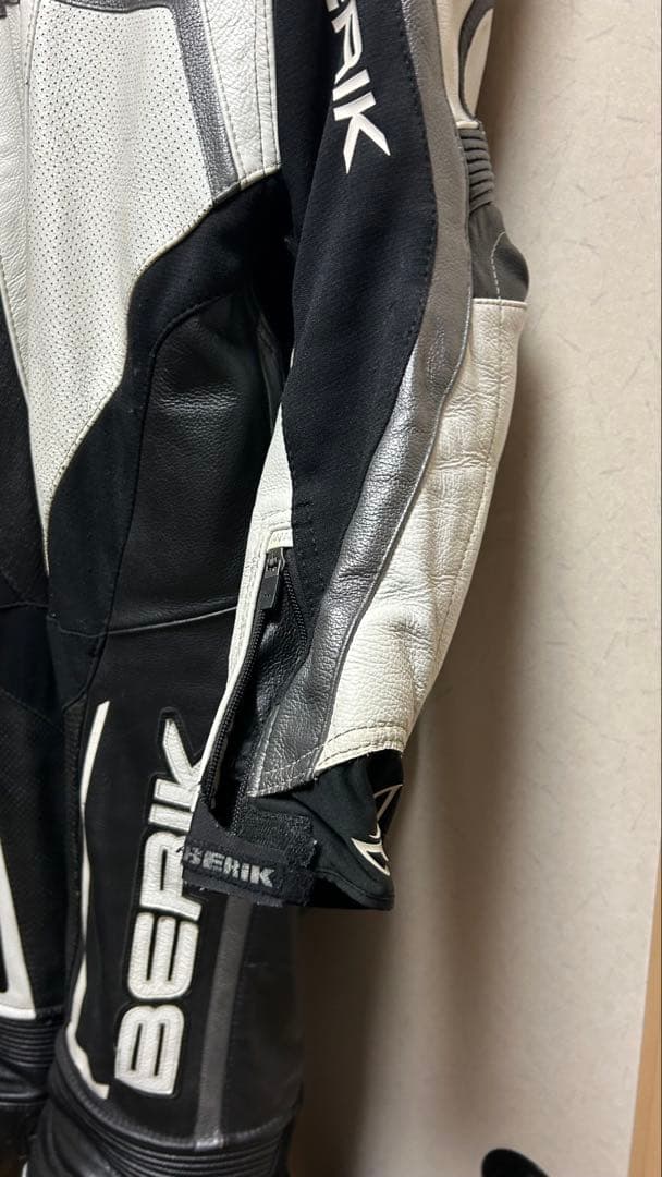 BERIK 2.0 レーシングスーツ Lサイズ 黒/白 サイズ 52