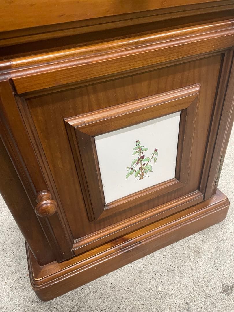 カントリー家具　アンティーク　木製ブラウンキャビネット