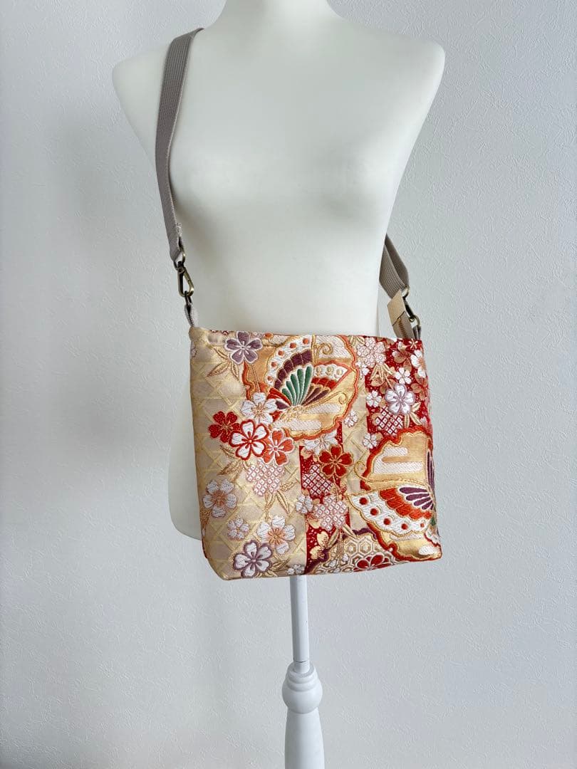 帯リメイク ショルダーバッグ｜ジッパー付き｜赤×金蝶々｜一点物